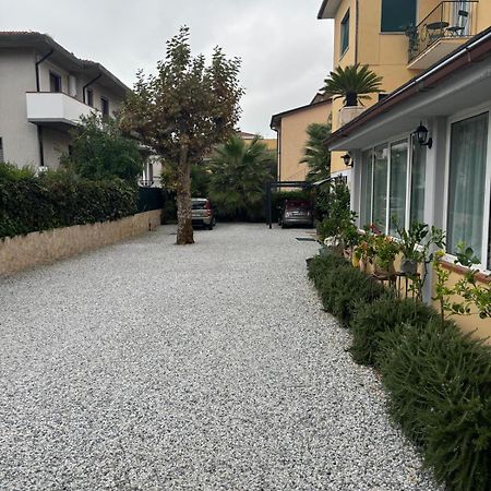Casa Versilia Hotel مارينا دي ماسا المظهر الخارجي الصورة